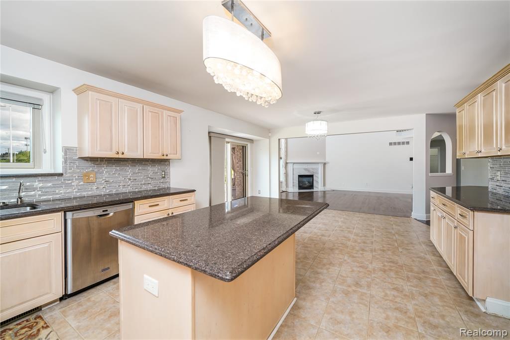 42105 Dorchester Court, Clinton Twp, MI 48038 — Photo 14
