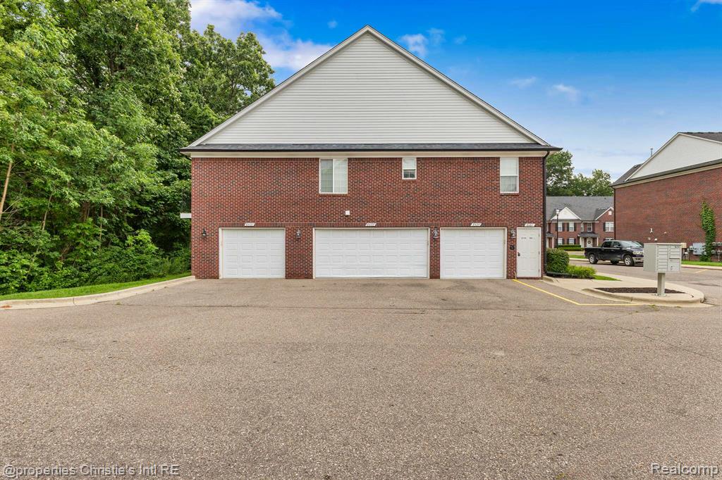 8437 Williamstown Drive, Shelby Twp, MI 48316 — Photo 19