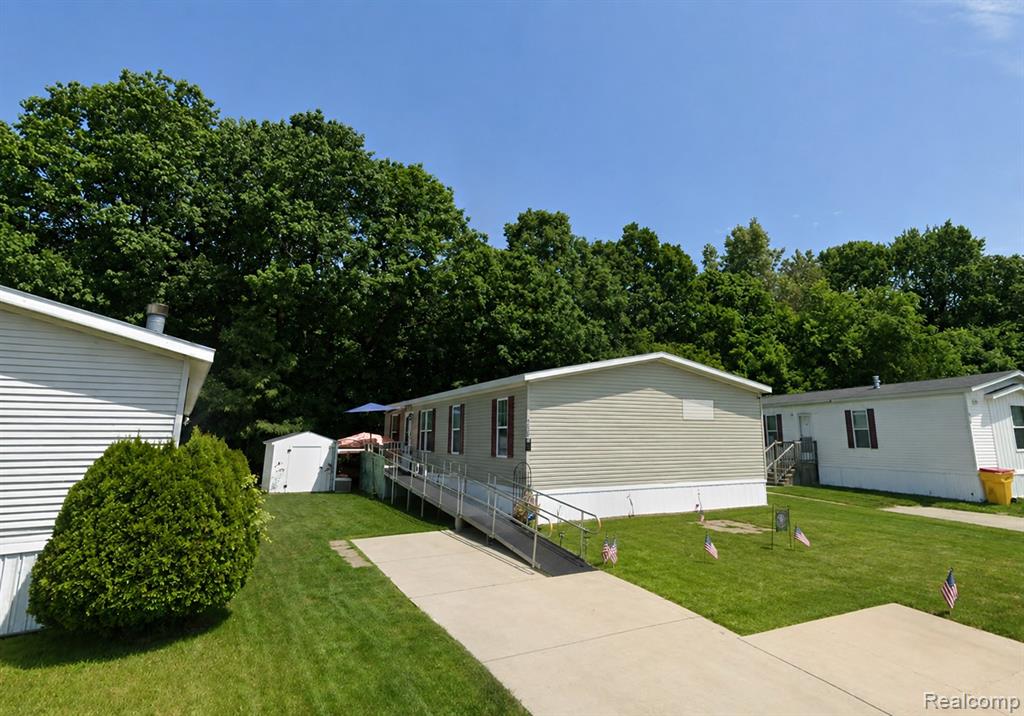 4229 Hillary Creek, Burton, MI 48519 — Photo 2