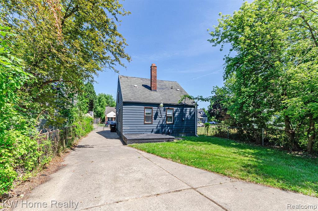 8051 Ashton Avenue, Detroit, MI 48228 — Photo 16