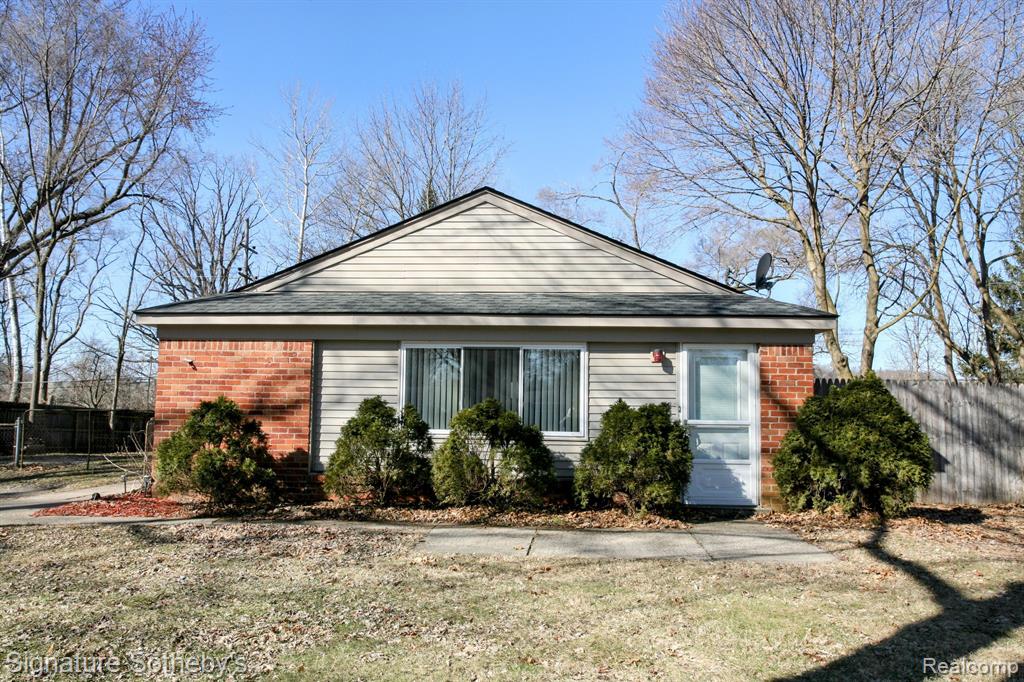 4781 RIOVIEW Drive, Clarkston, MI — front exterior
