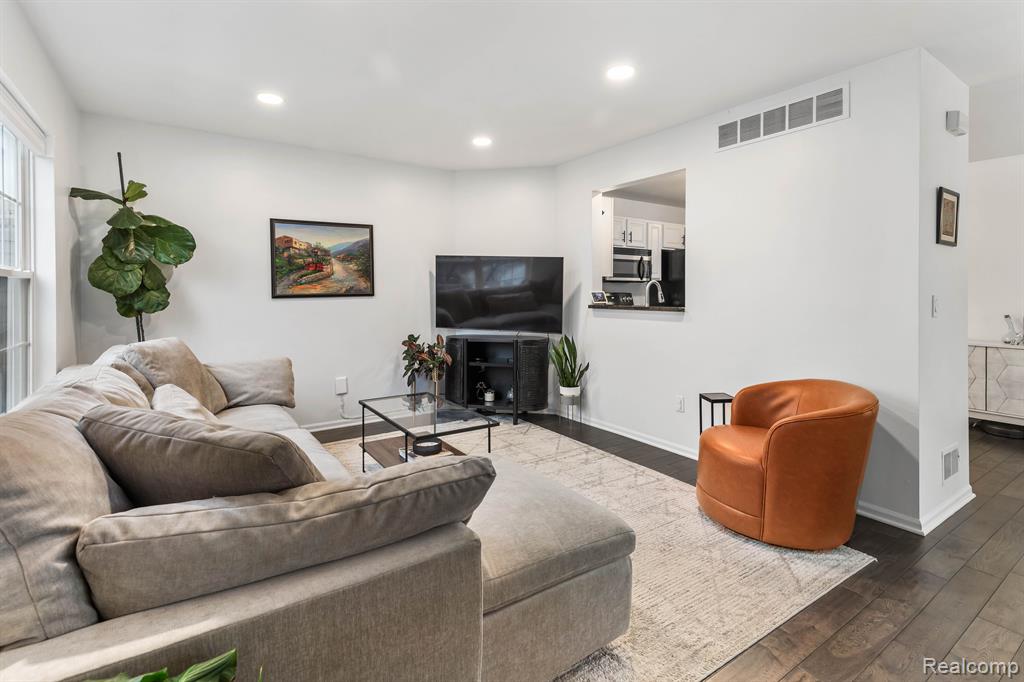 815 PALLISTER Street, Detroit, MI 48202 — Photo 4