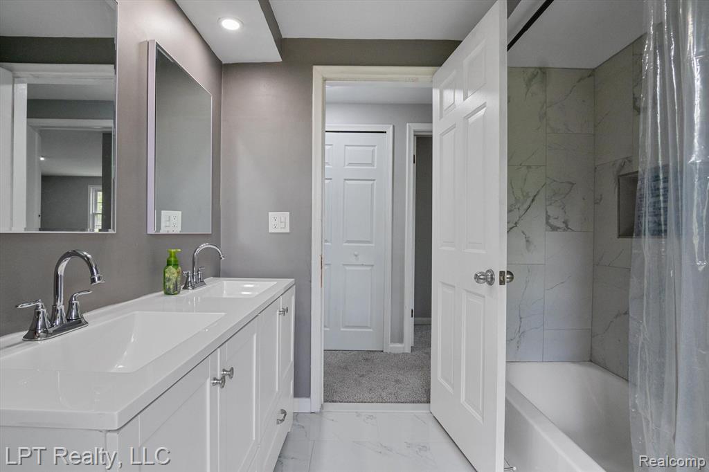 18441 ROSELAND Boulevard, Lathrup Village, MI 48076 — Photo 44