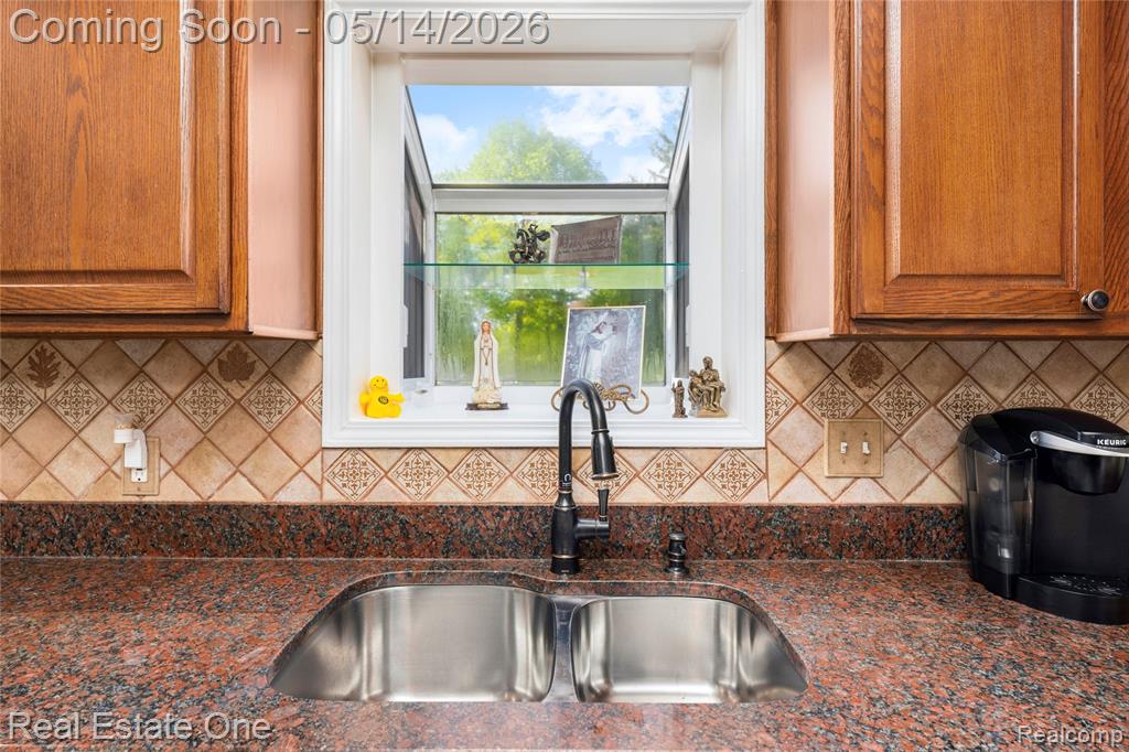 865 Drakeshire Drive, Commerce Twp, MI 48390 — Photo 27