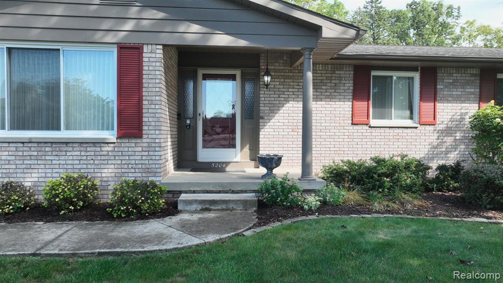 5204 Applewood Drive, Flushing, MI 48433 — Photo 5