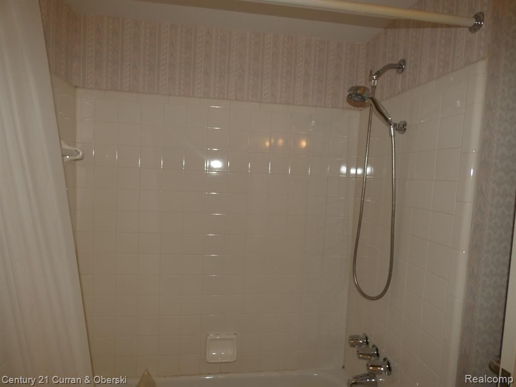 42563 PLYMOUTH HOLLOW Drive, Plymouth, MI 48170 — Photo 19