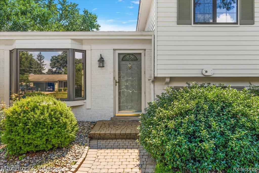 8741 Buffalo Drive, Commerce Twp, MI 48382 — Photo 3