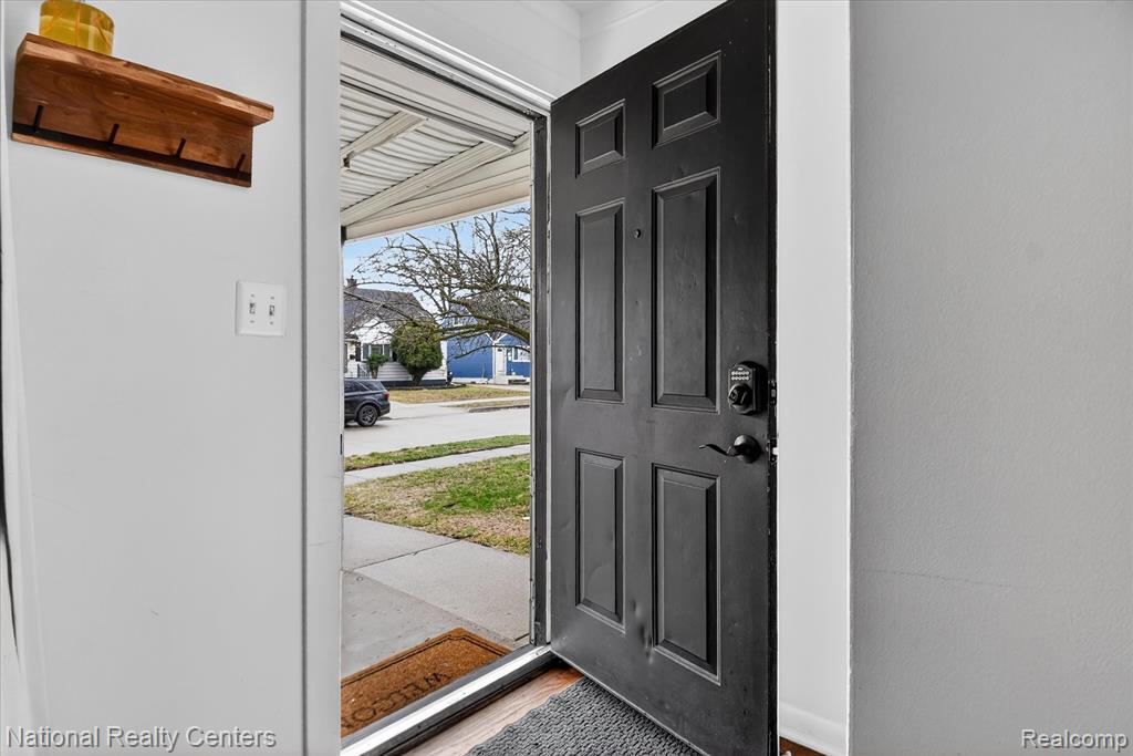 957 E Dallas Avenue, Madison Heights, MI 48071 — Photo 2