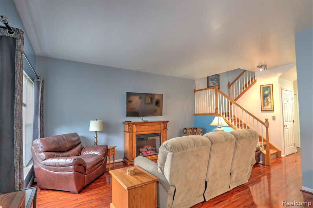 23074 FAIRLANE Boulevard, 6, Woodhaven, MI 48183 — Photo 9