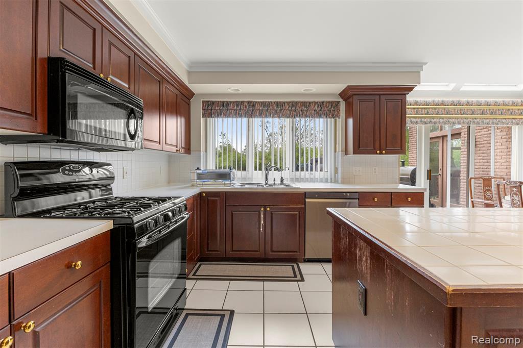 30060 Bristol Lane, Bingham Farms, MI 48025 — Photo 31