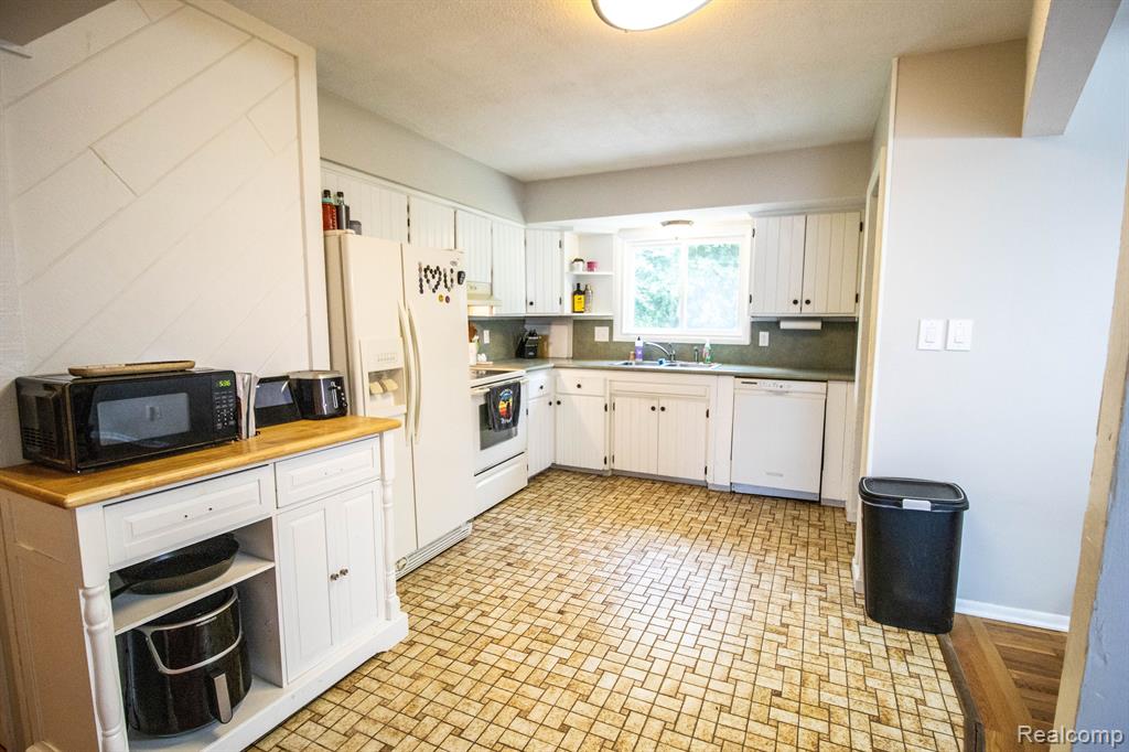 5369 Devon Court, Flint, MI 48532 — Photo 6