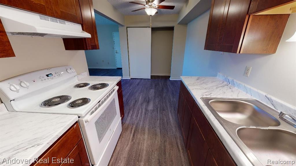 3021 N POINTE Drive, Jackson, MI 49202 — Photo 4