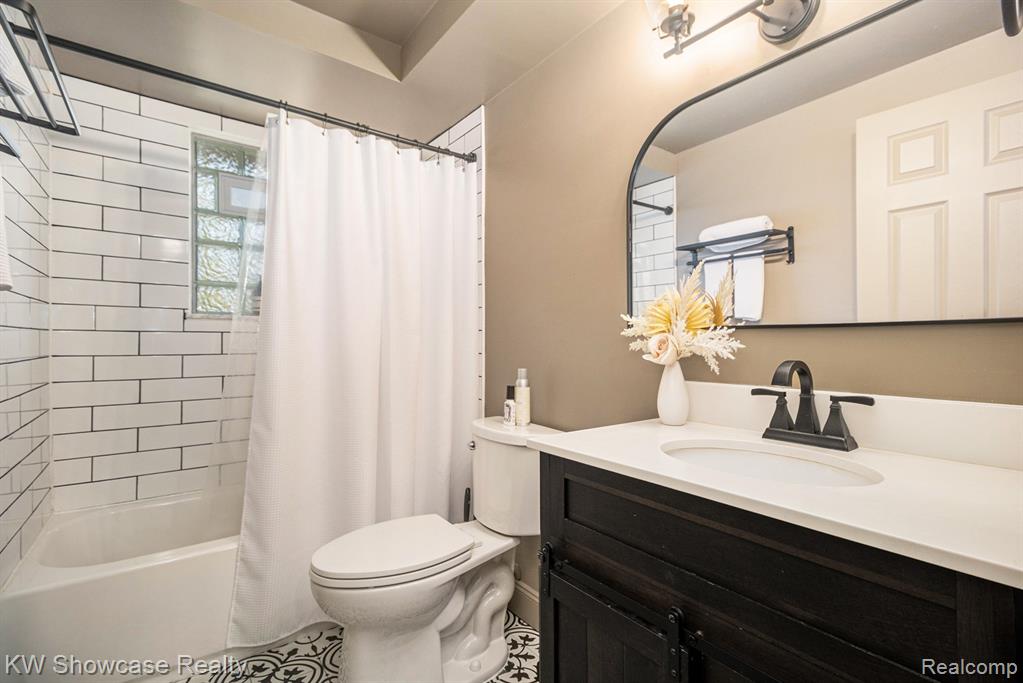 7936 Rampart Trail, Waterford, MI 48327 — Photo 17