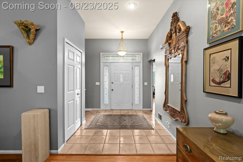 5770 Point Of The Woods Drive, West Bloomfield, MI 48324 — Photo 2