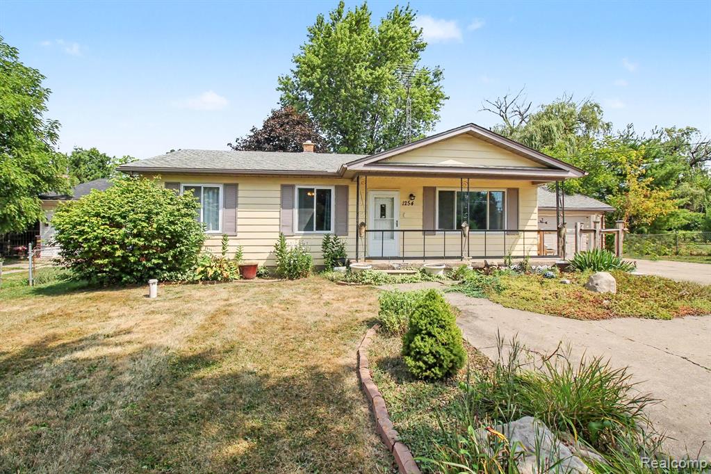 1254 W Grand Blanc Road W, Grand Blanc, MI 48439