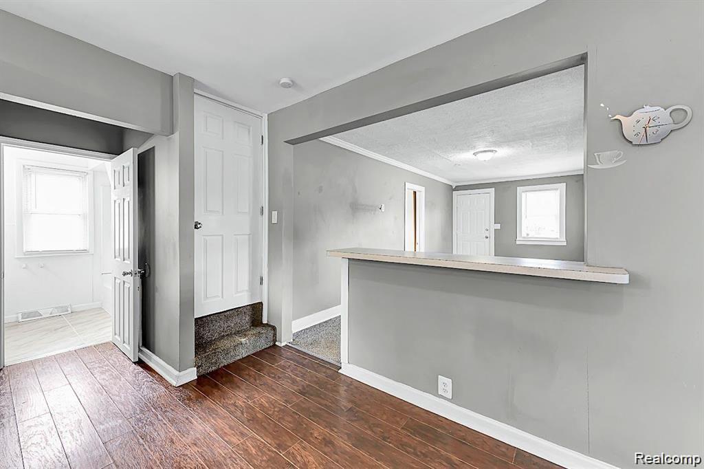 8676 Robindale Avenue, Dearborn Heights, MI 48127 — Photo 21