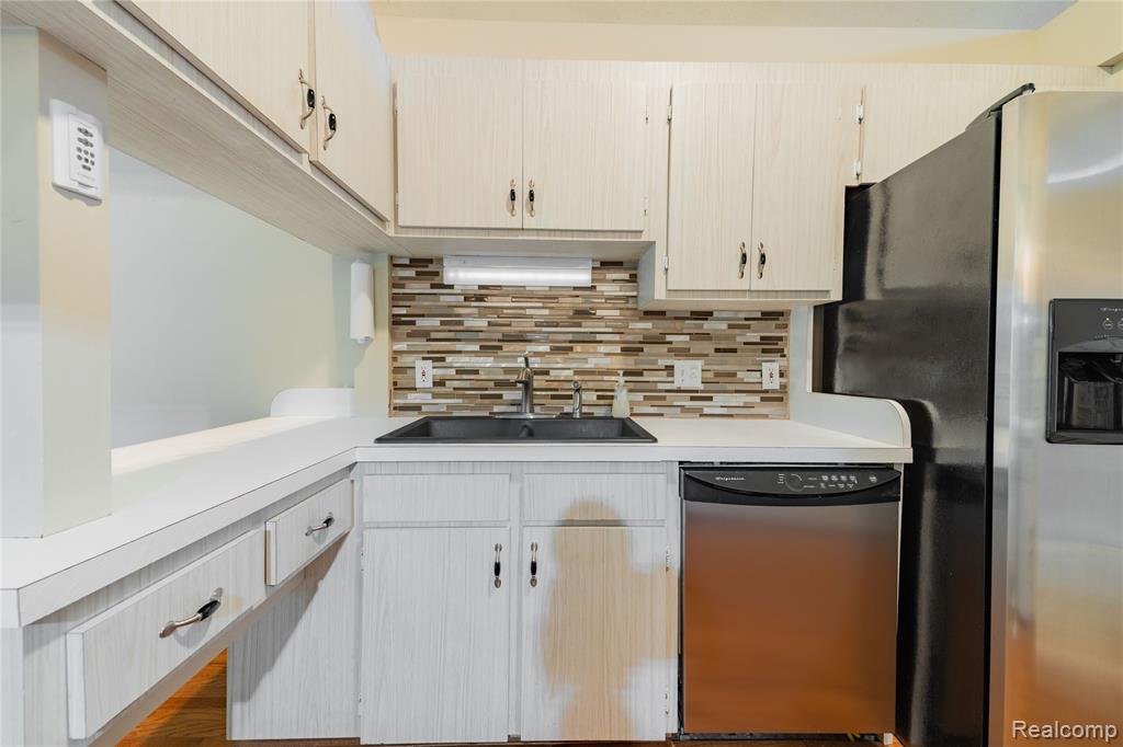 472 Riverside Drive, Wyandotte, MI 48192 — Photo 13