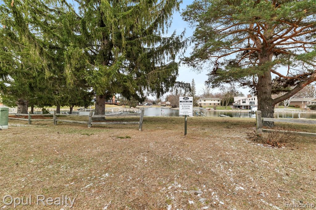 4748 Ravinewood Drive, Commerce Twp, MI 48382 — Photo 46