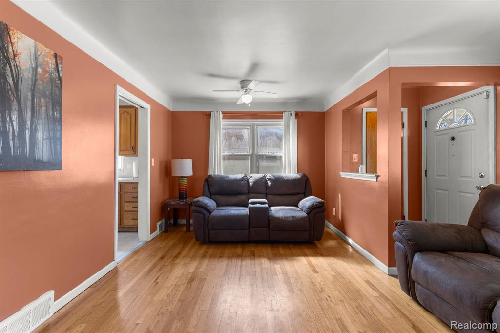 8246 LOCHDALE Street, Dearborn Heights, MI 48127 — Photo 5