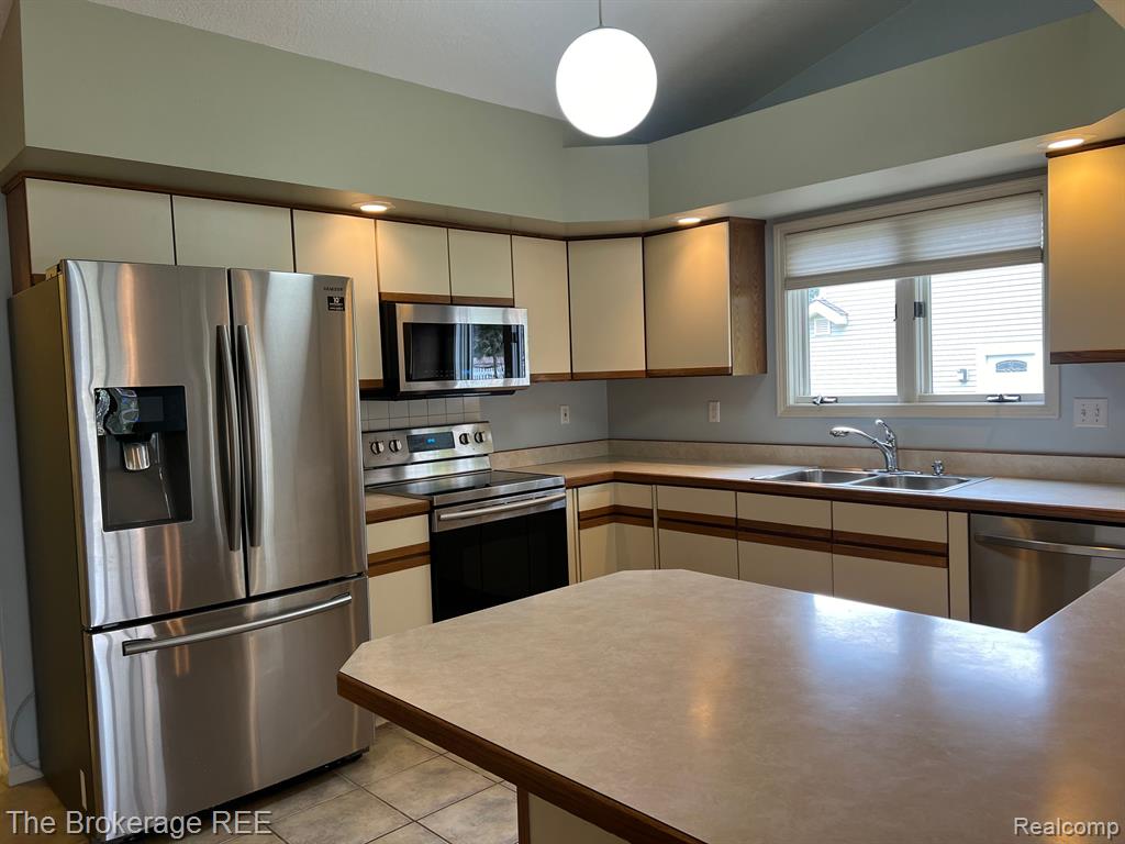 6112 NORMANDY Drive, Saginaw, MI 48638 — Photo 9