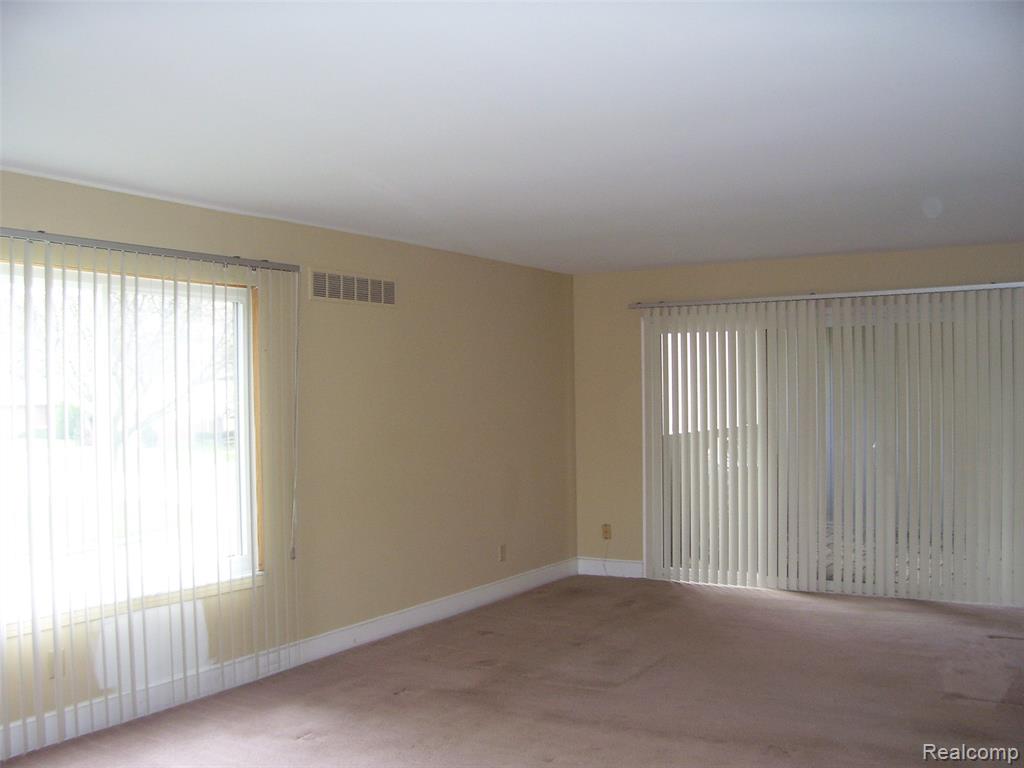 42364 Lochmoor Street, 6, Clinton Twp, MI 48038 — Photo 3