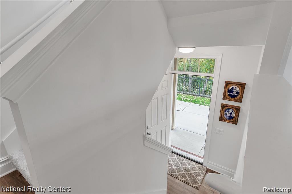 581 VILLAGE Lane, Milford, MI 48381 — Photo 31