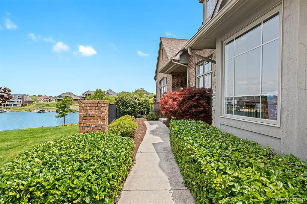 10815 SPARKLING WATERS Court, South Lyon, MI 48178 — Photo 5