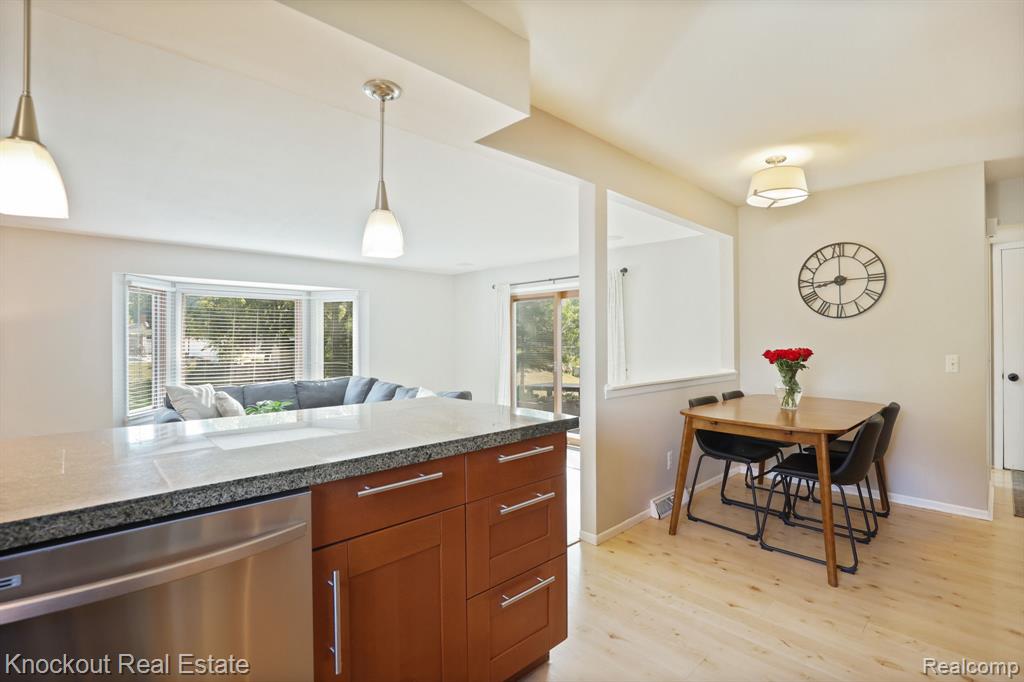 6157 Barker Circle, Waterford, MI 48329 — Photo 18