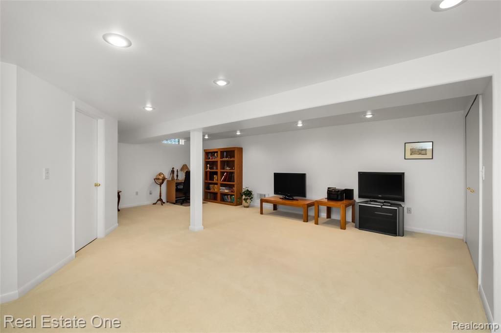 367 N Oak Drive, Commerce Twp, MI 48390 — Photo 28