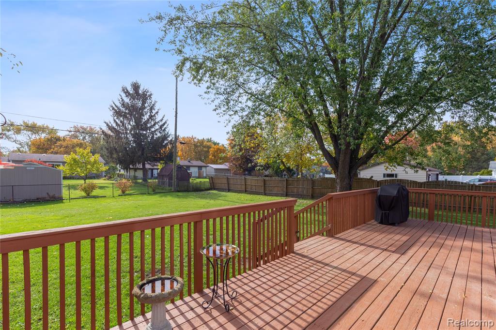 5423 Meadowcrest Drive, Flint, MI 48532 — Photo 28