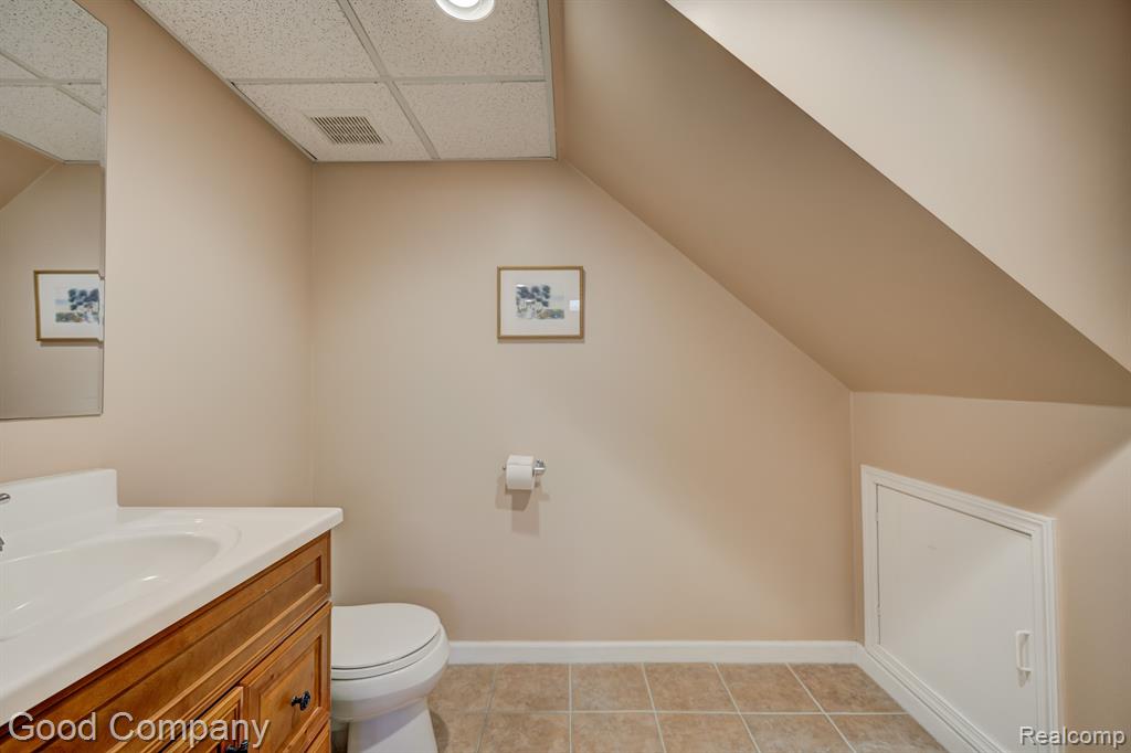 755 OAK POINT Lane, Madison Heights, MI 48071 — Photo 54