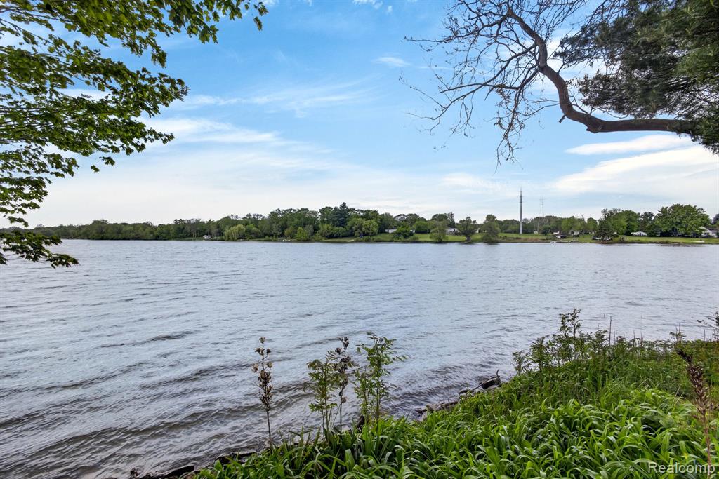 4047 Mitchell Drive, Flint, MI 48506 — Photo 33