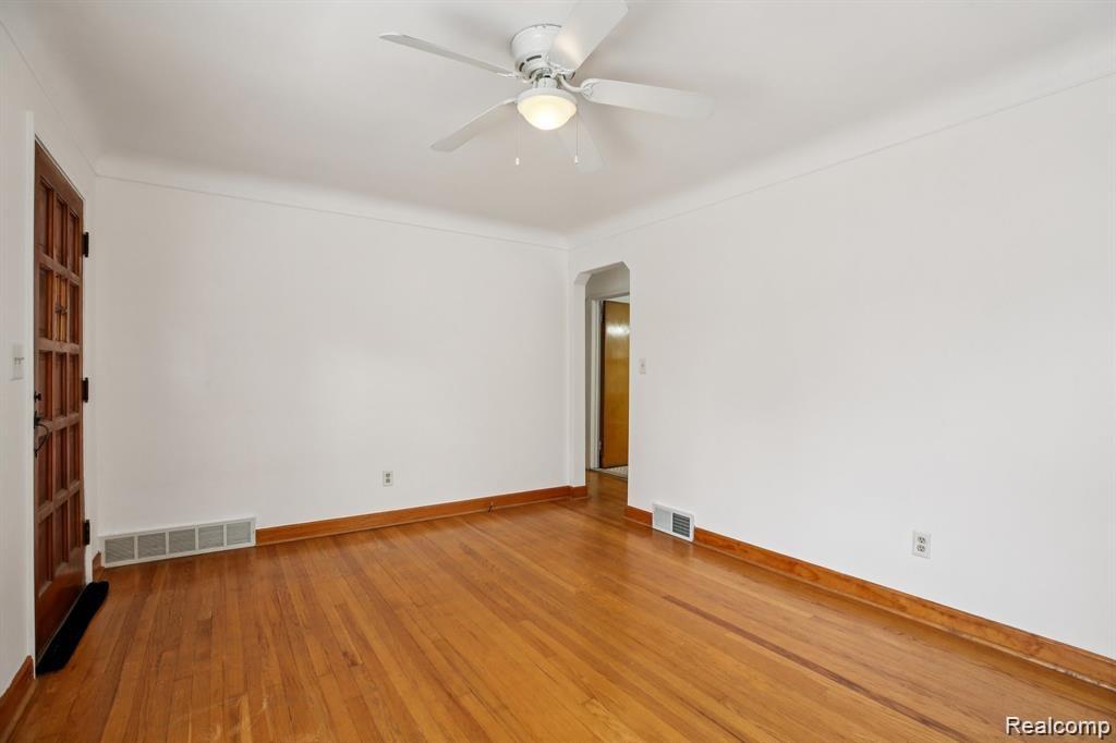 553 E Annabelle Avenue, Hazel Park, MI 48030 — Photo 6