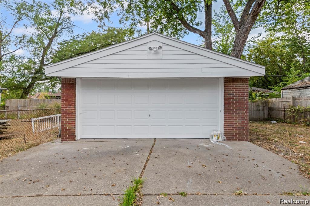 19351 Dwyer Street - Photo 2