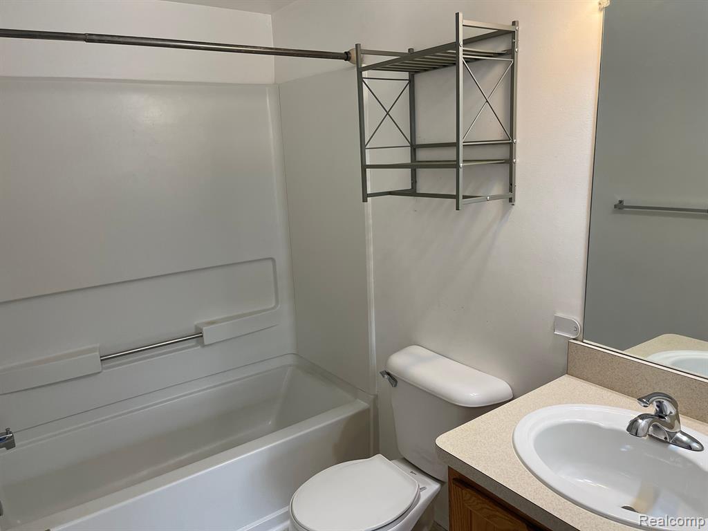 23318 GRAYSON Drive, Southfield, MI 48075 — Photo 16