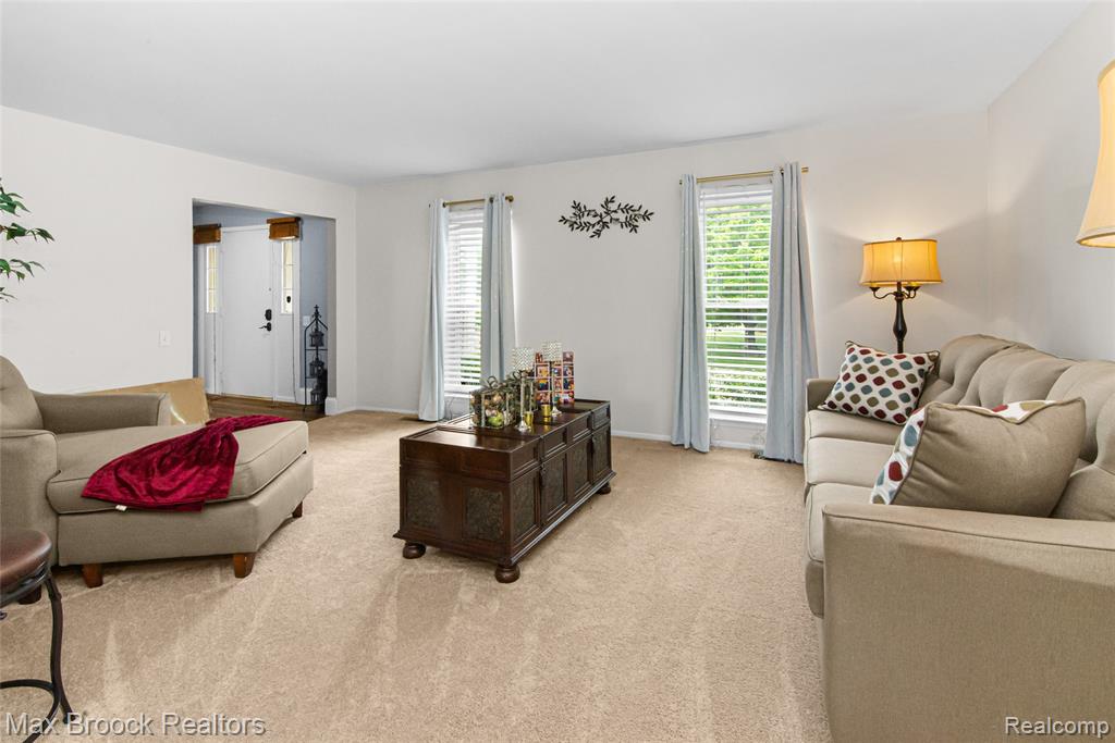 5484 Kingsfield Drive, West Bloomfield, MI — Photo 9