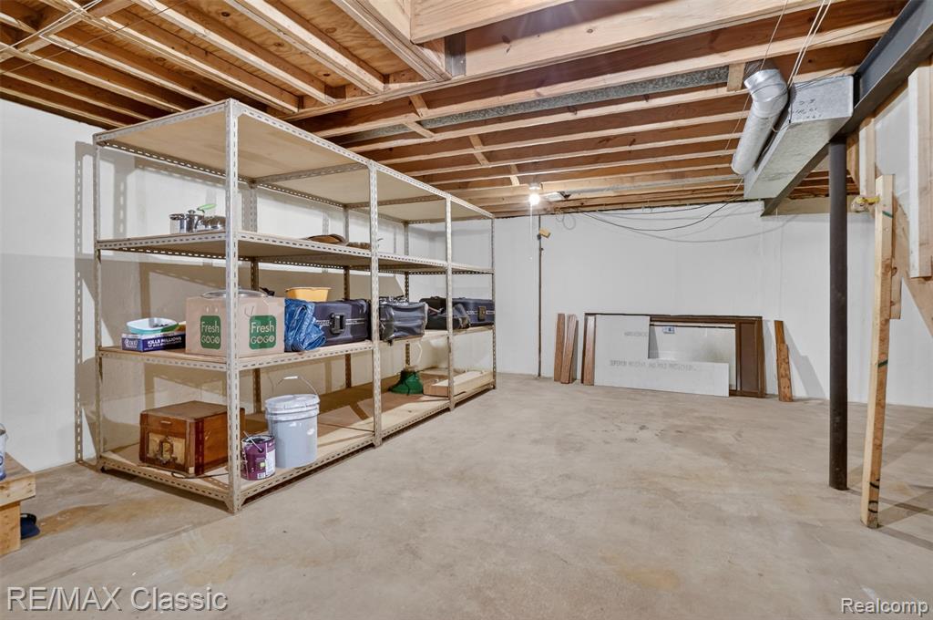 2061 Burgundy Street, West Bloomfield, MI 48323 — Photo 45
