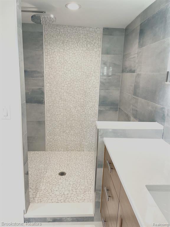 633 DETROIT Avenue, Lake Orion, MI 48362 — Photo 37