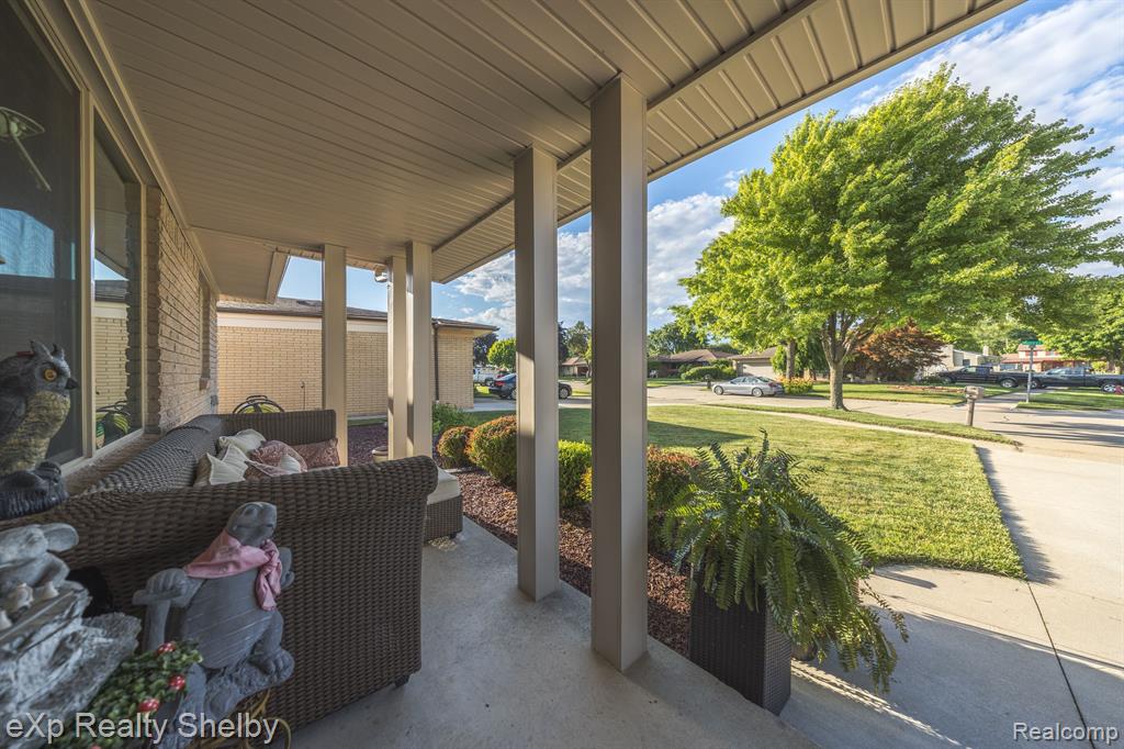 39611 HOLIDAY Drive, Sterling Heights, MI 48313 — Photo 35