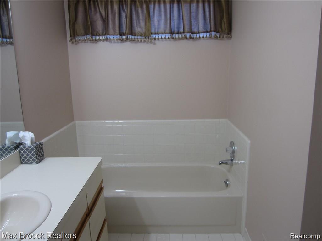4250 BRECKENRIDGE Drive, West Bloomfield, MI — Photo 16