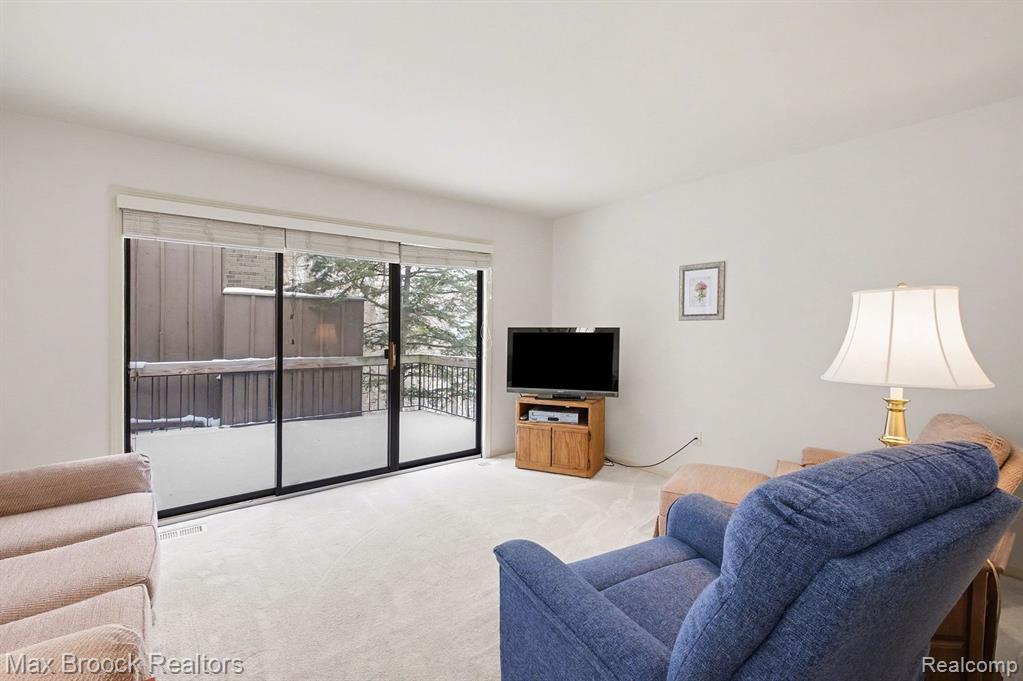23745 Ravineview Court, Bingham Farms, MI 48025 — Photo 17