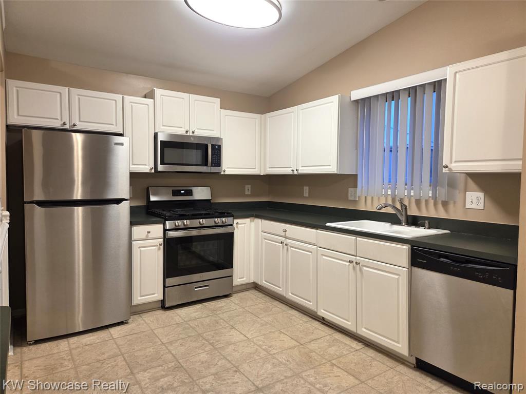 4031 Heatherwood Court Heatherwood Ct, Warren, MI 48092 — Photo 11