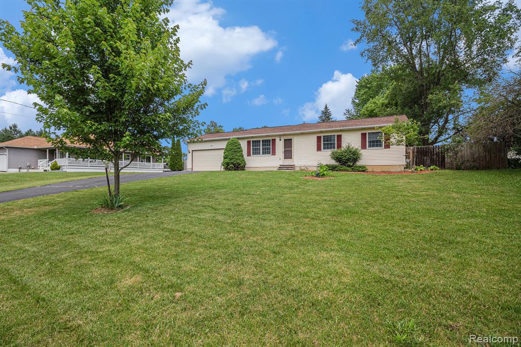 5511 Wakefield Road, Grand Blanc, MI 48439 — front exterior