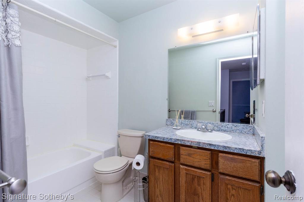 461 Farmridge Court, Rochester Hills, MI 48307 — Photo 18