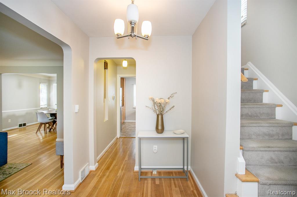 26015 ALLOR Avenue, Huntington Woods, MI — Photo 4