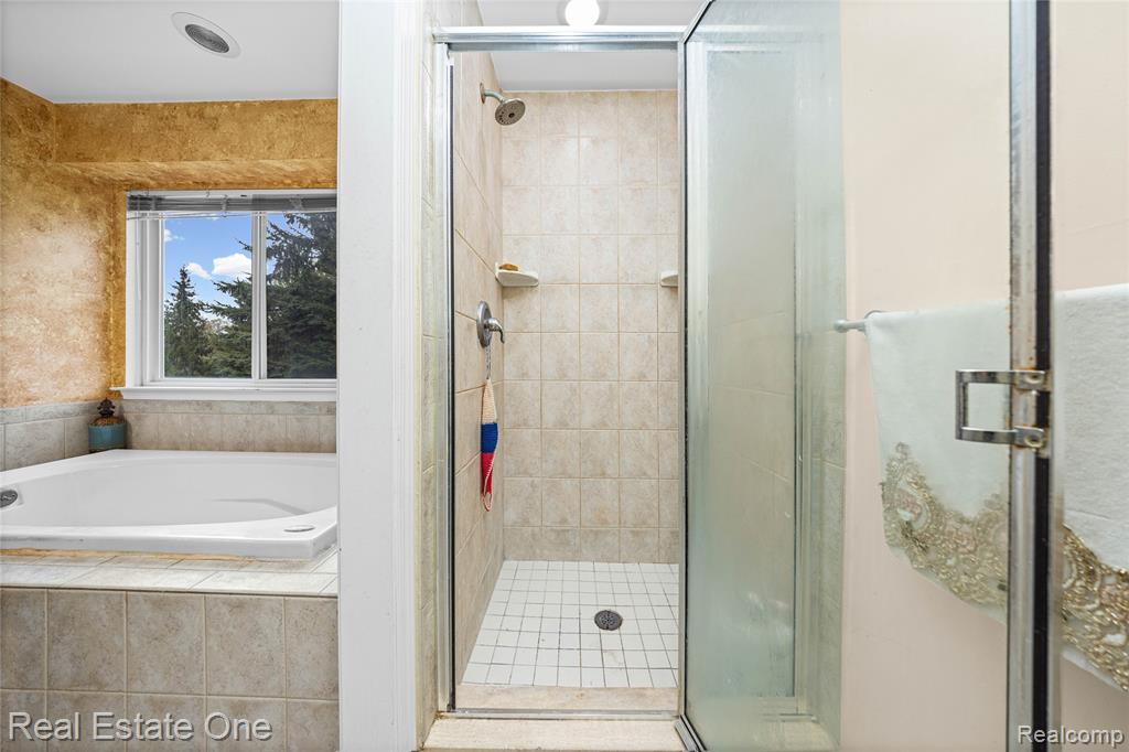 7295 W Maple Road, West Bloomfield, MI — Photo 16