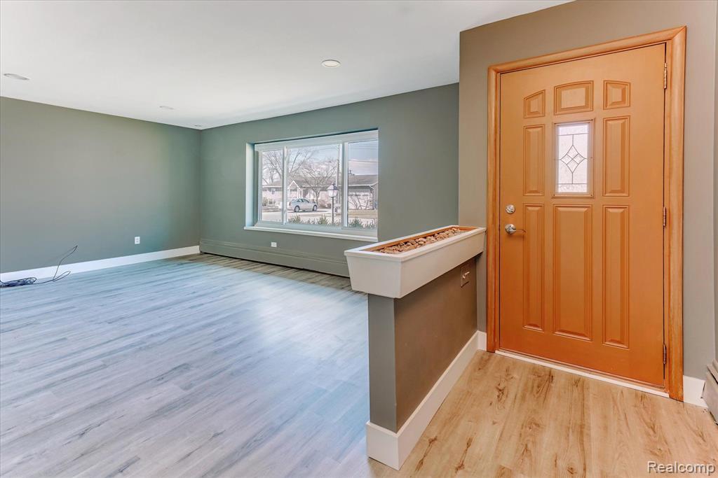 1293 BRAMBLES Drive, Waterford, MI 48328 — Photo 2