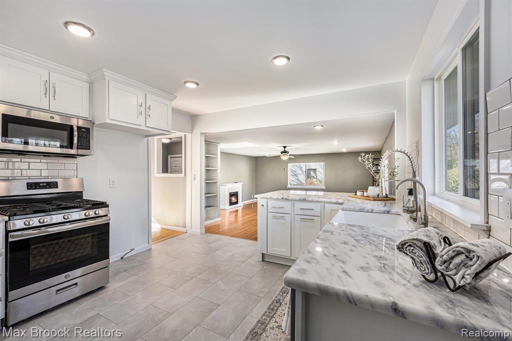 6604 Doyon Drive N, Waterford, MI 48327 — Photo 11