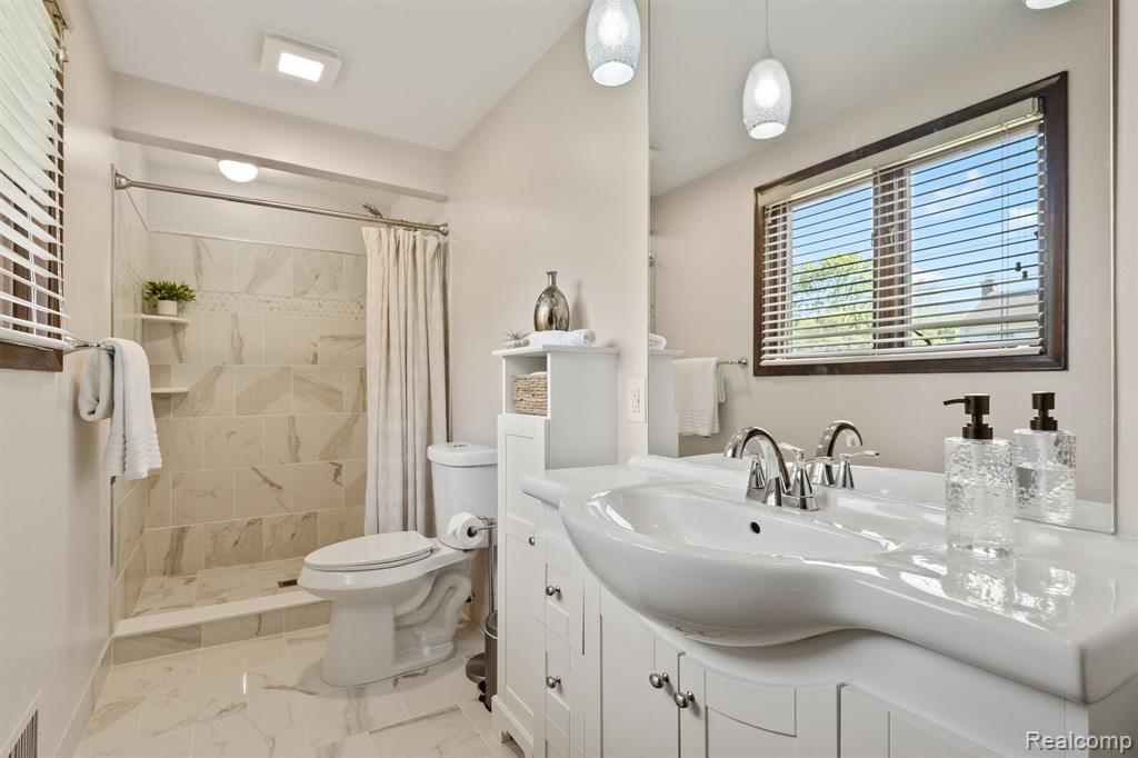 2366 Cumberland Drive, Troy, MI 48085 — Photo 17