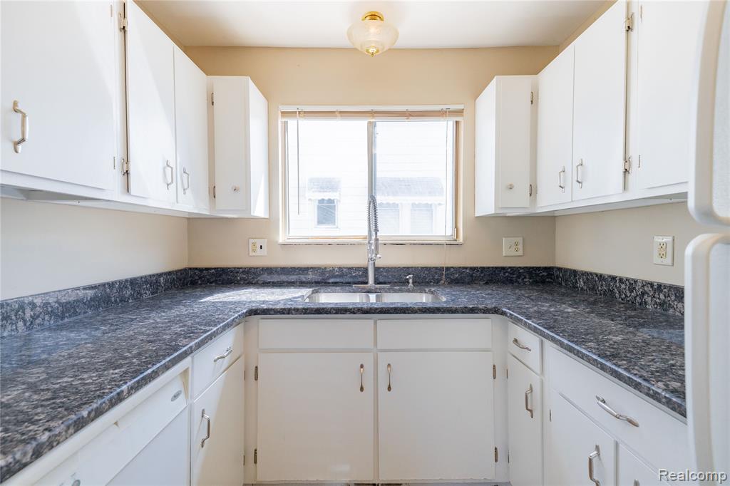 569 Hendrickson Boulevard, Clawson, MI — Photo 12